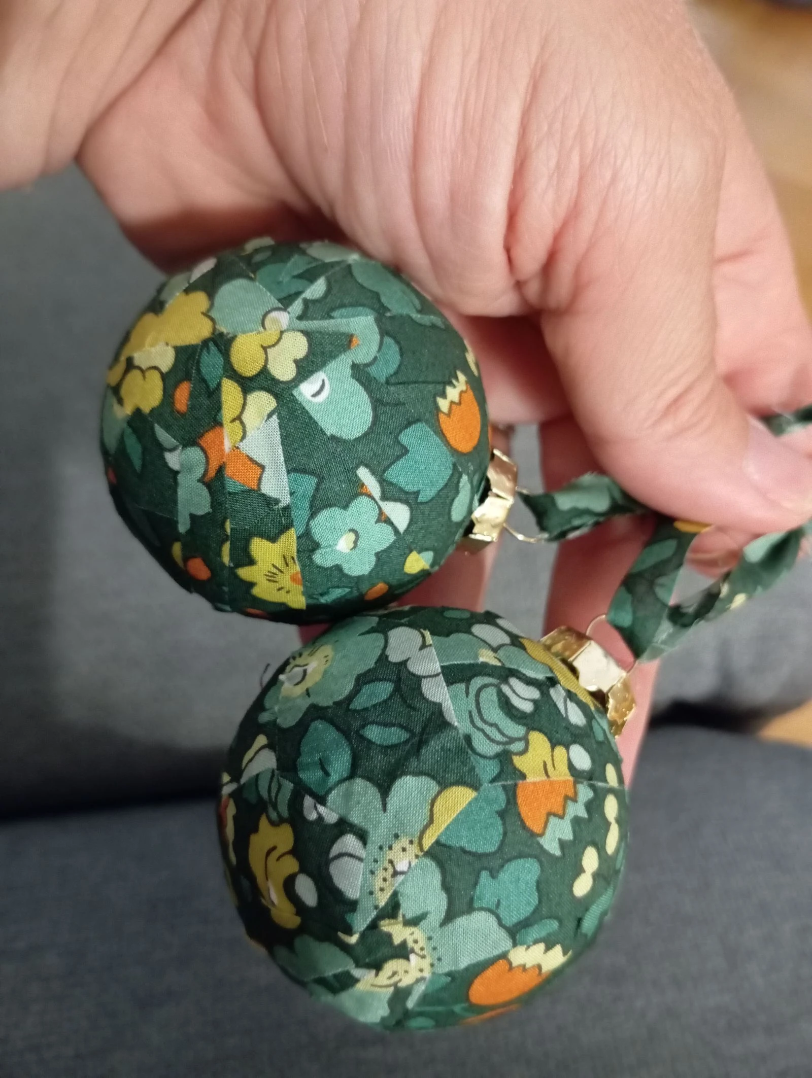 Lot de deux petites boules de Noël liberty 